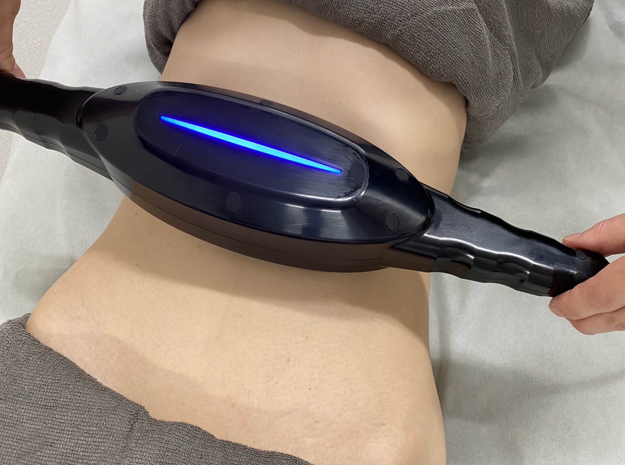 いわき市小名浜の痩身エステ ANGE Élyséeのキャビテーション施術。お腹まわりをケアする様子